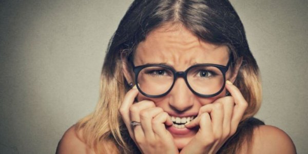 Nerveuze vrouw met aanpassingsstoornis bijt op haar nagels