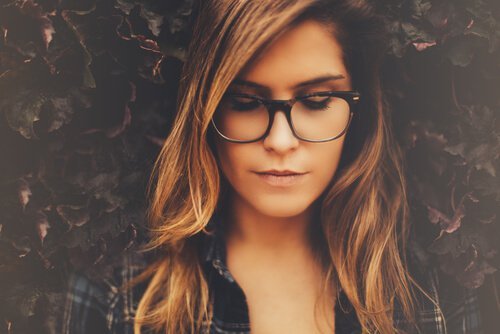 Vrouw met bril ziet het glas halfvol