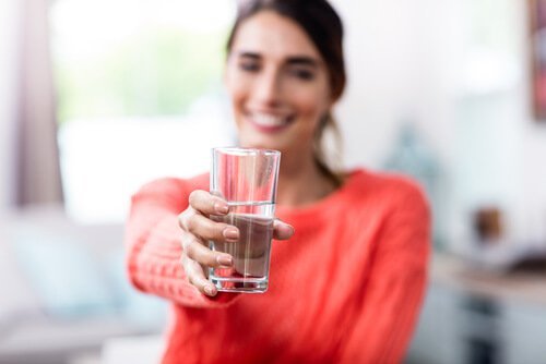 vrouw-met-glas-half-vol Vrouw ziet het glas halfvol