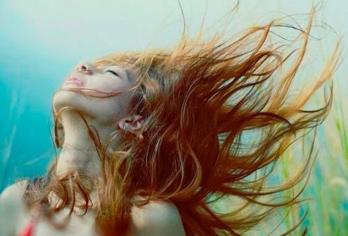 Vrouw met haar haren in de wind