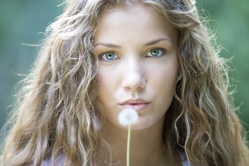 Vrouw met paardenbloem