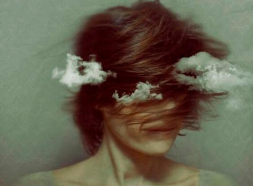 Vrouw met wolken die een innerlijke strijd voert