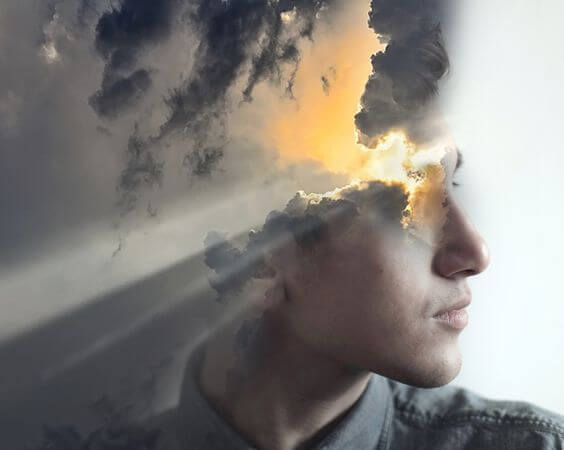 Man met wolken voor zijn hoofd waar de zon doorheen komt