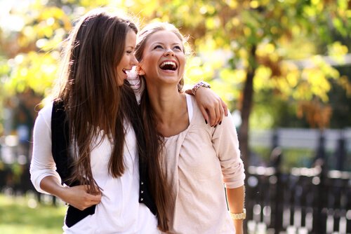 Twee vrouwen lachen
