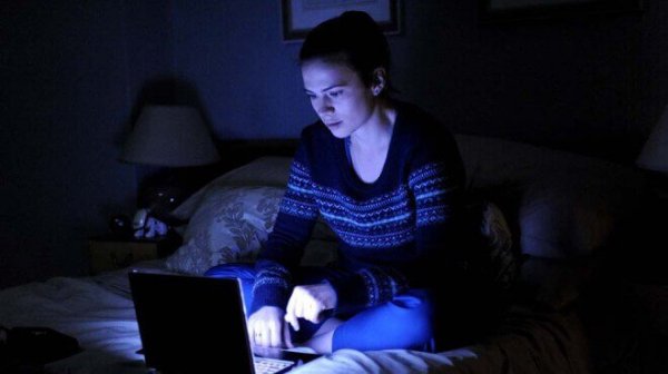 Martha gebruikt app in Black Mirror