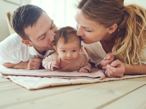 Twee ouders met hun pasgeboren baby, als verwijzing naar prenatale psychologie
