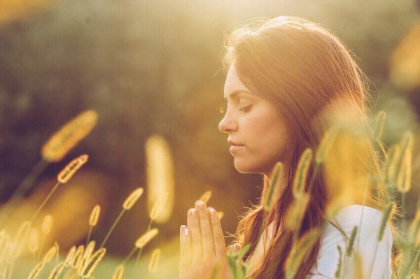 Acht mythes over mindfulness: vrouw aan het bidden
