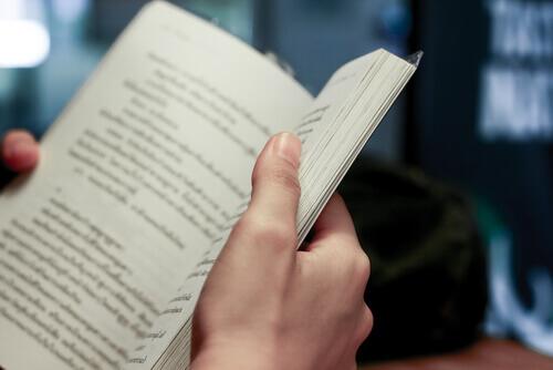 Man die een boek leest, want boeken zijn spiegels