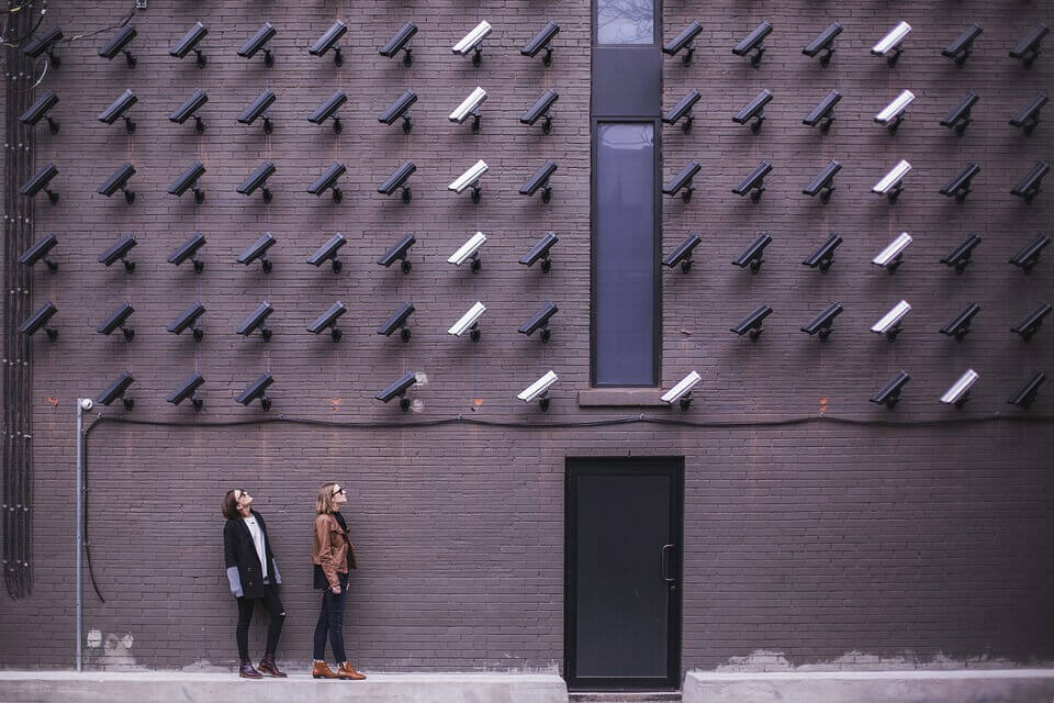 Allemaal camera's die gericht zijn op twee mensen, als voorbeeld van sociale macht