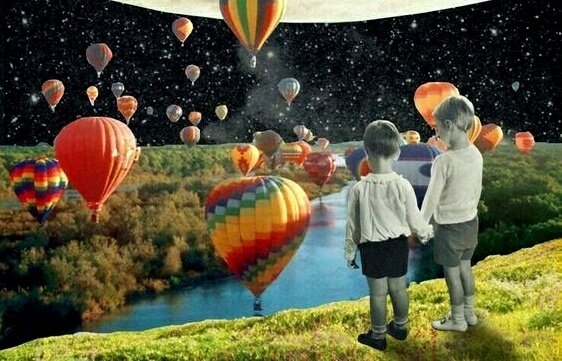 Twee kinderen met allemaal luchtballonnen