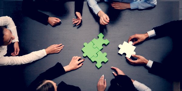 Collega's leggen samen een puzzel