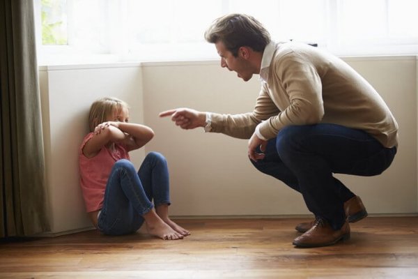 Vader schreeuwt tegen dochter