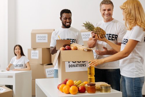 Mensen die eten inzamelen, als voorbeeld van filantropie