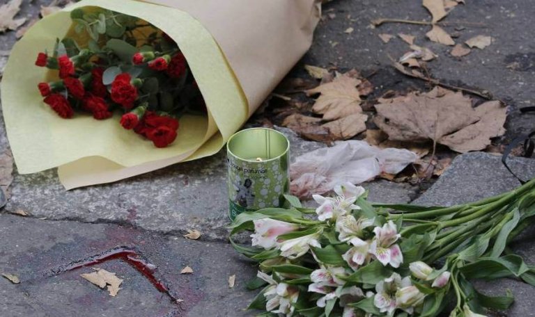 Bloemen op straat na een daad vanterrorisme