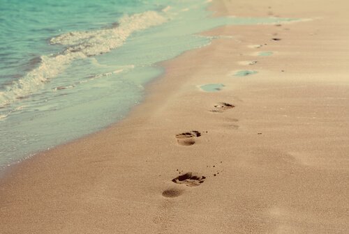 Voetstappen op het strand