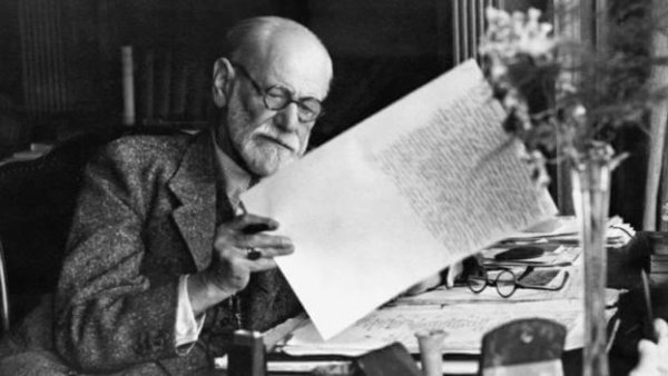 Freud die iets leest, maar wat zijn de verschillen tussen Freud en Jung?