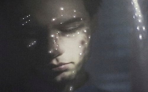 Jongen die bedroefd kijkt, maar je moet je fouten erkennen, ondanks de pijn