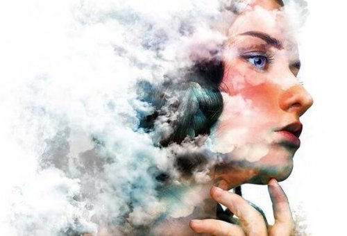 Vrouw met haar hoofd in de wolken