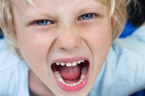 Kind met kleine keizer-syndroom is aan het schreeuwen