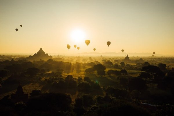 Luchtballonnen boven een landschap, want Wilhelm Wundt oversteeg culturen