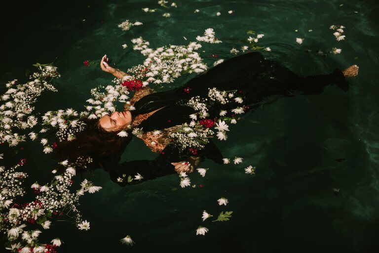 Vrouw drijft in het water