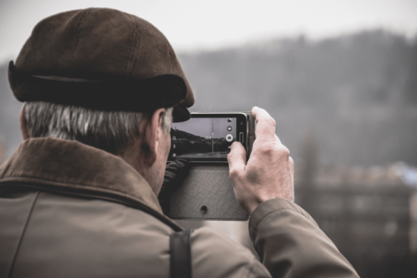 Oudere man die een foto neemt