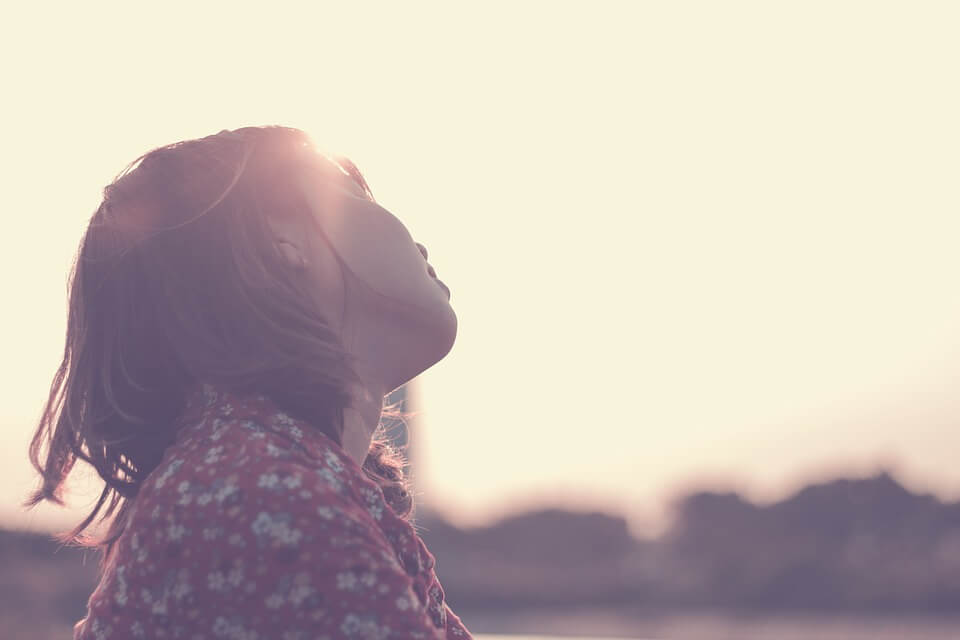 Meisje dat rivaliteit ervaart