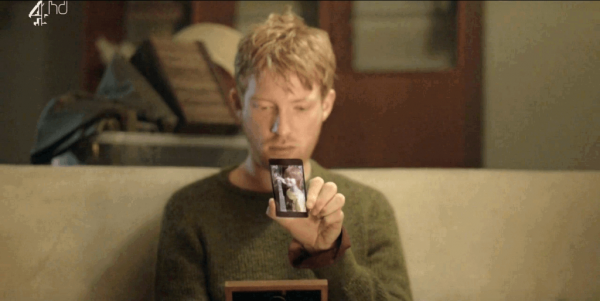Ash in Black Mirror kijkt naar zijn mobiel