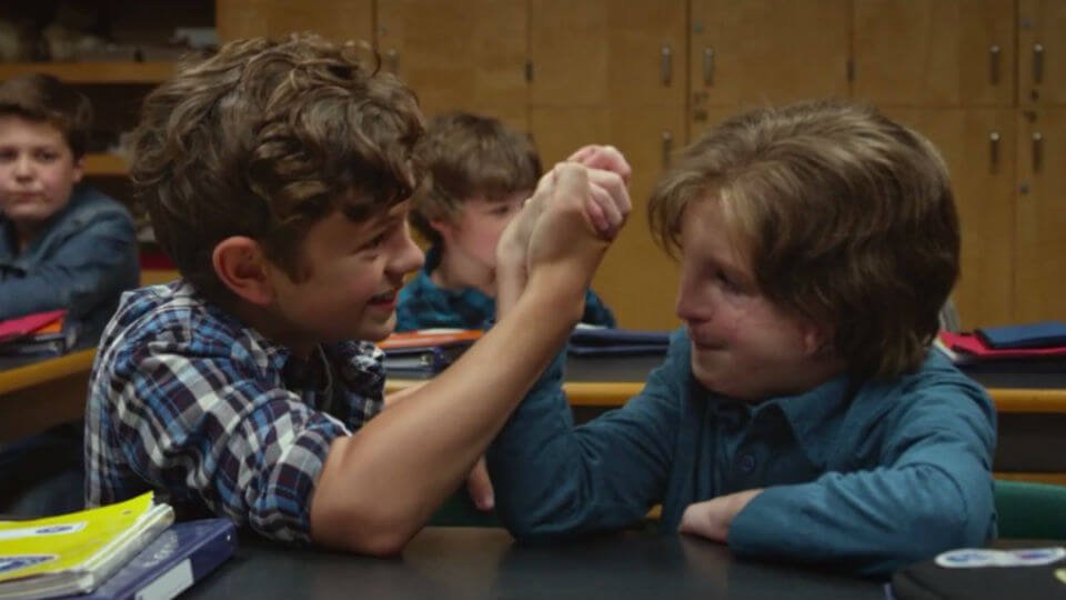 Scene uit de film Wonder: August speelt met vriendje in de klas