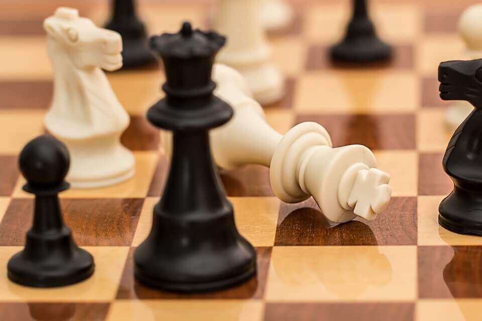 Schaakstuk dat sociale macht heeft over de andere stukken