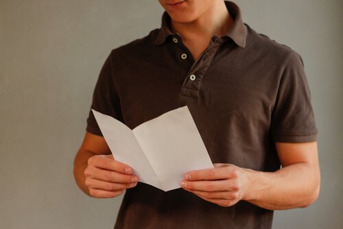Jongen die zijn stembrief invult, maar welke factoren hebben invloed op de manier waarop je stemt?