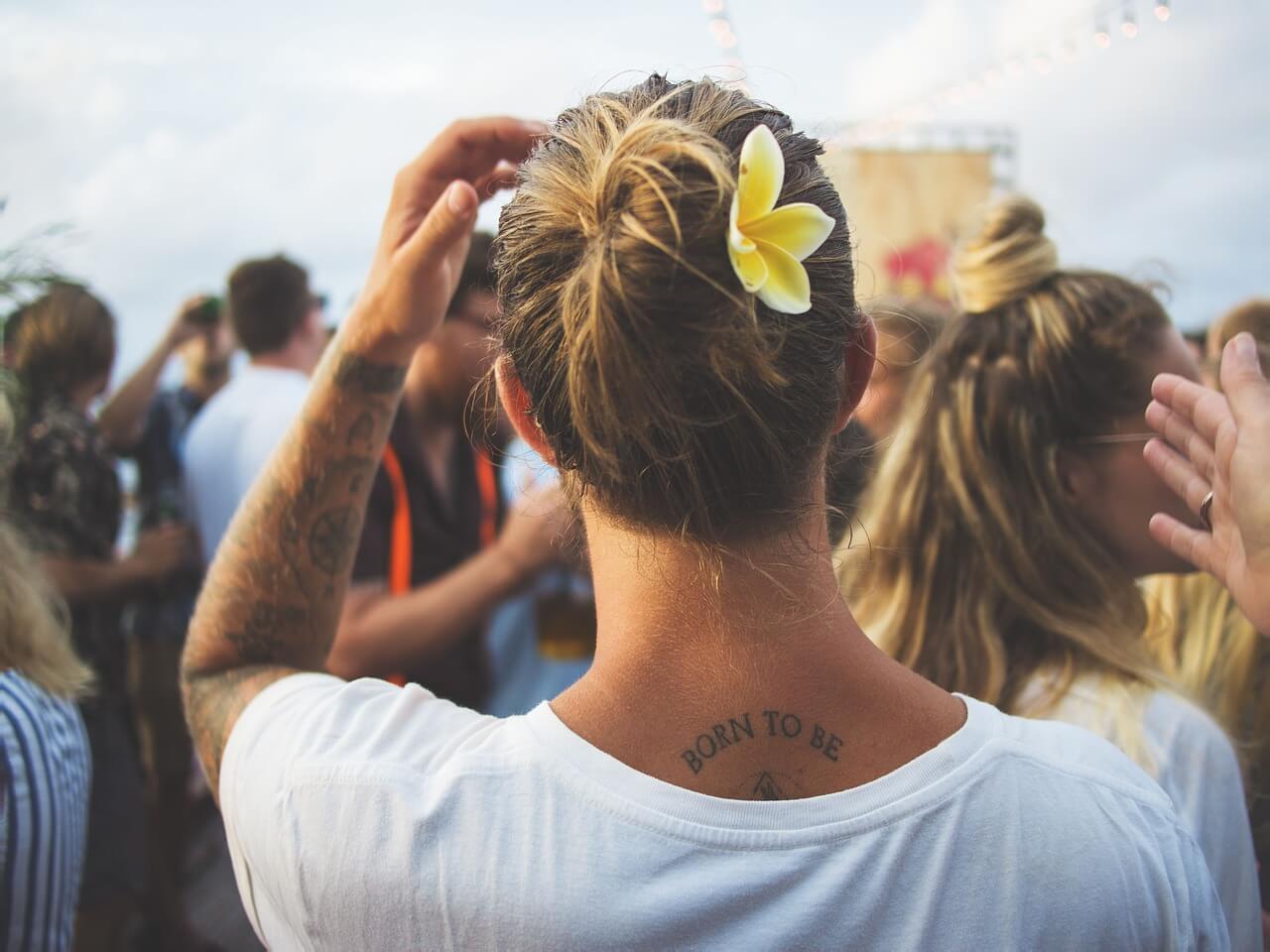 Meisje met een tattoo dat een voorbeeld is van stigmatofilie