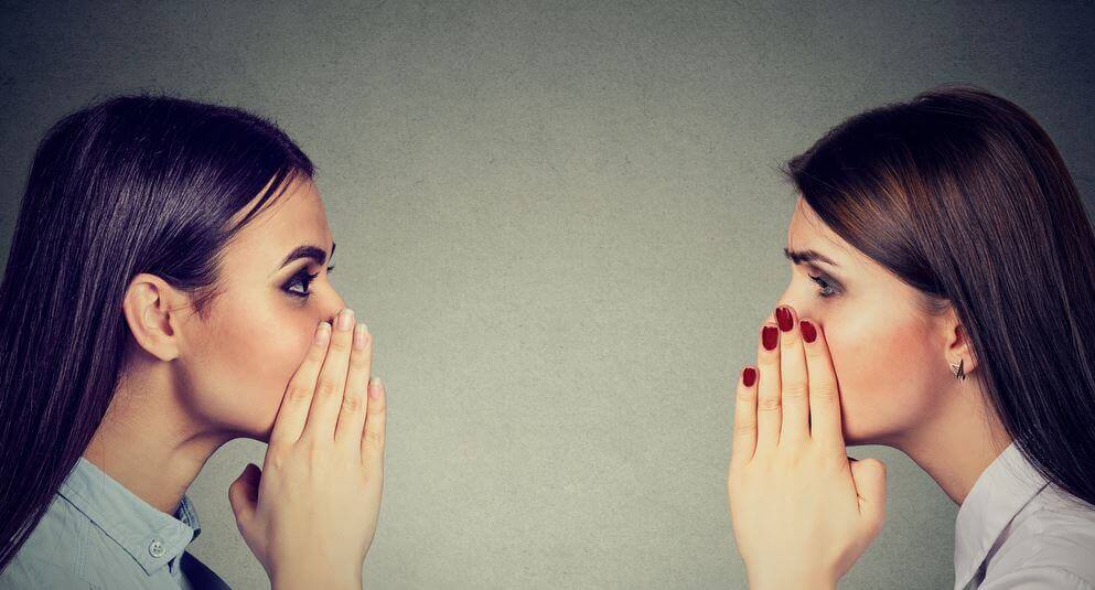 Twee vrouwen die aan het roddelen zijn