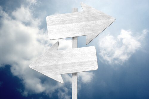 Twee wegwijzers die elke een andere kant op wijzen
