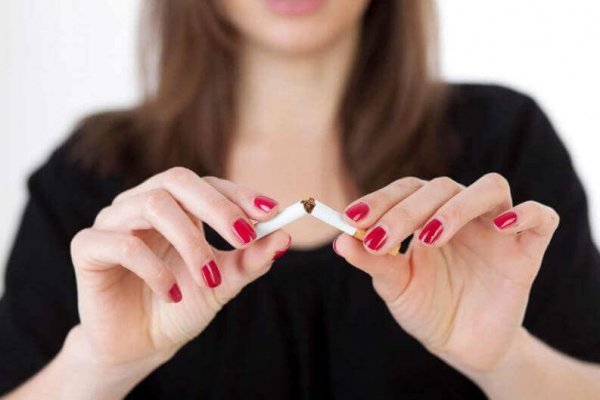 Vrouw breekt sigaret doormidden