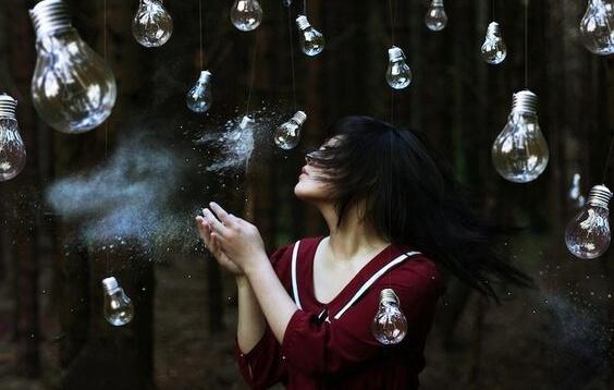 Vrouw die een gloeilamp kapot laat gaan,. want als we het niet voelen, kan het zeer frustrerend zijn