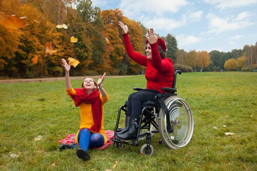 Vrouw in rolstoel maakt lol met vriendin: functionele diversiteit