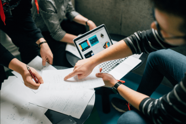 Meerdere mensen die efficiënt werken als team
