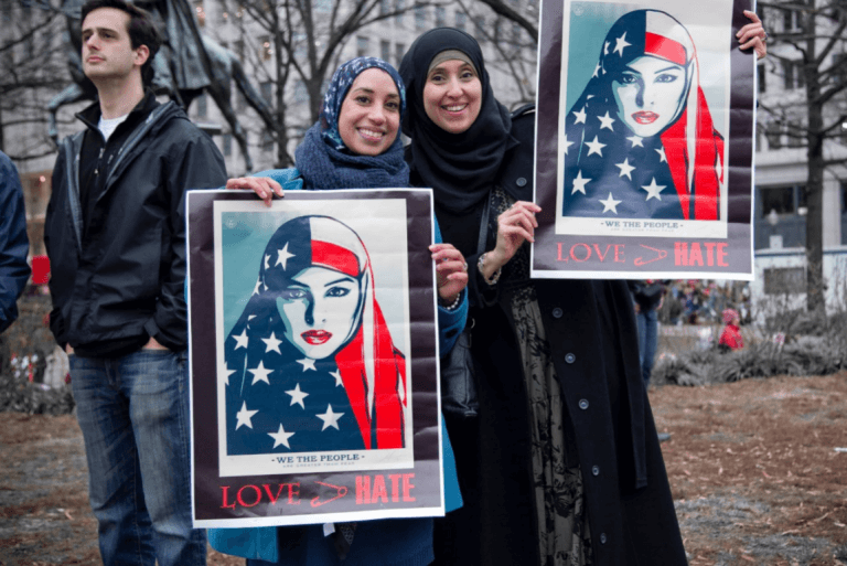 Twee moslima's die strijden tegen xenofobie