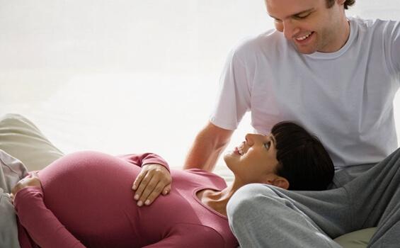 Zwangere vrouw met haar partner als verwijzing naar prenatale psychologie