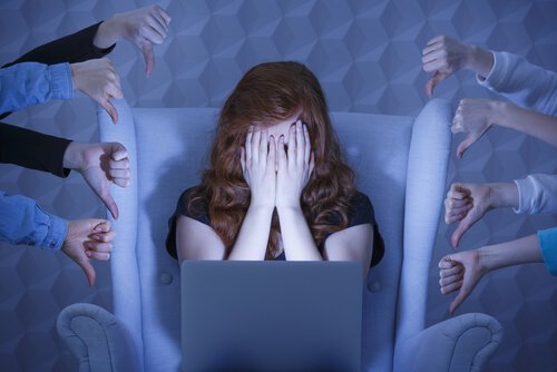 Meisje dat zich afsluit voor de buitenwereld, als voorbeeld van hikikomori
