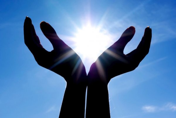 Handen omhelzen de zon