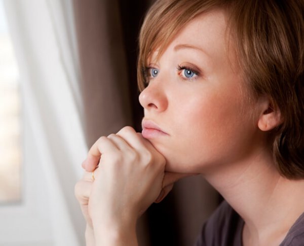 Droevige vrouw die de illusie van controle in therapie verliest