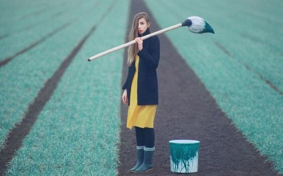Meisje met verf in een veld