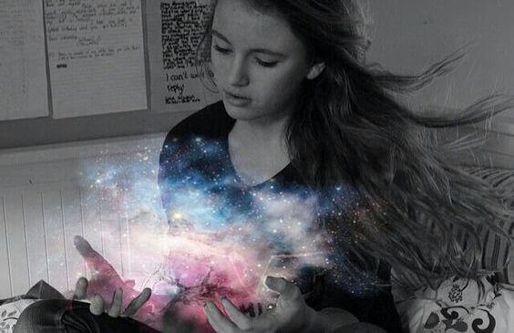 Meisje met een heelal in haar handen