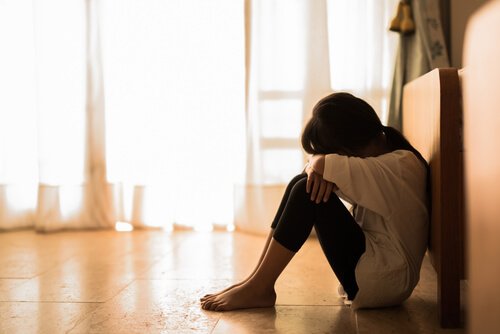 Meisje dat zichzelf afsluit voor de wereld, net als de hikikomori