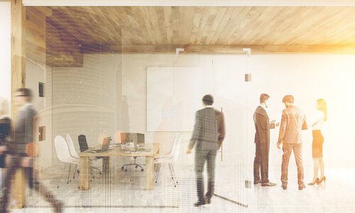 Mensen op het kantoor die zich in tegenstelling tot de hikikomori niet afsluiten van de wereld