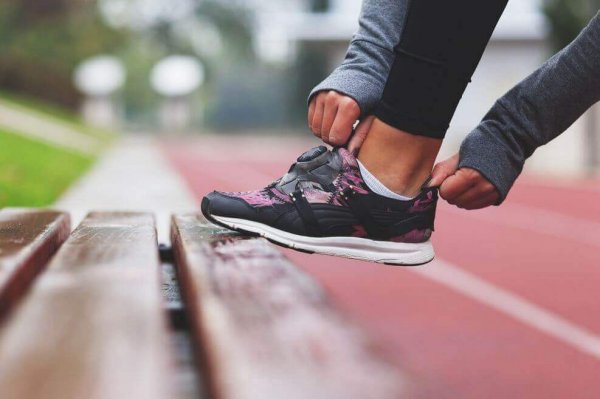 Meisje dat op het punt staat om te gaan rennen, voor haar mentale gemoedstoestand