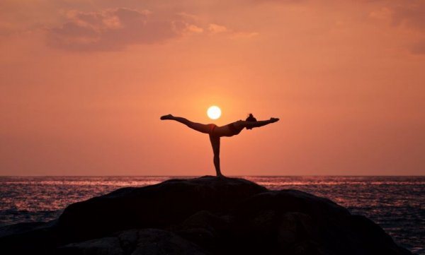 Vrouw die aan yoga doet voor haar mentale gemoedstoestand