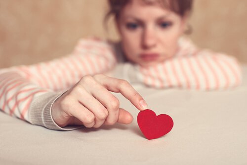 Vrouw speelt met hart